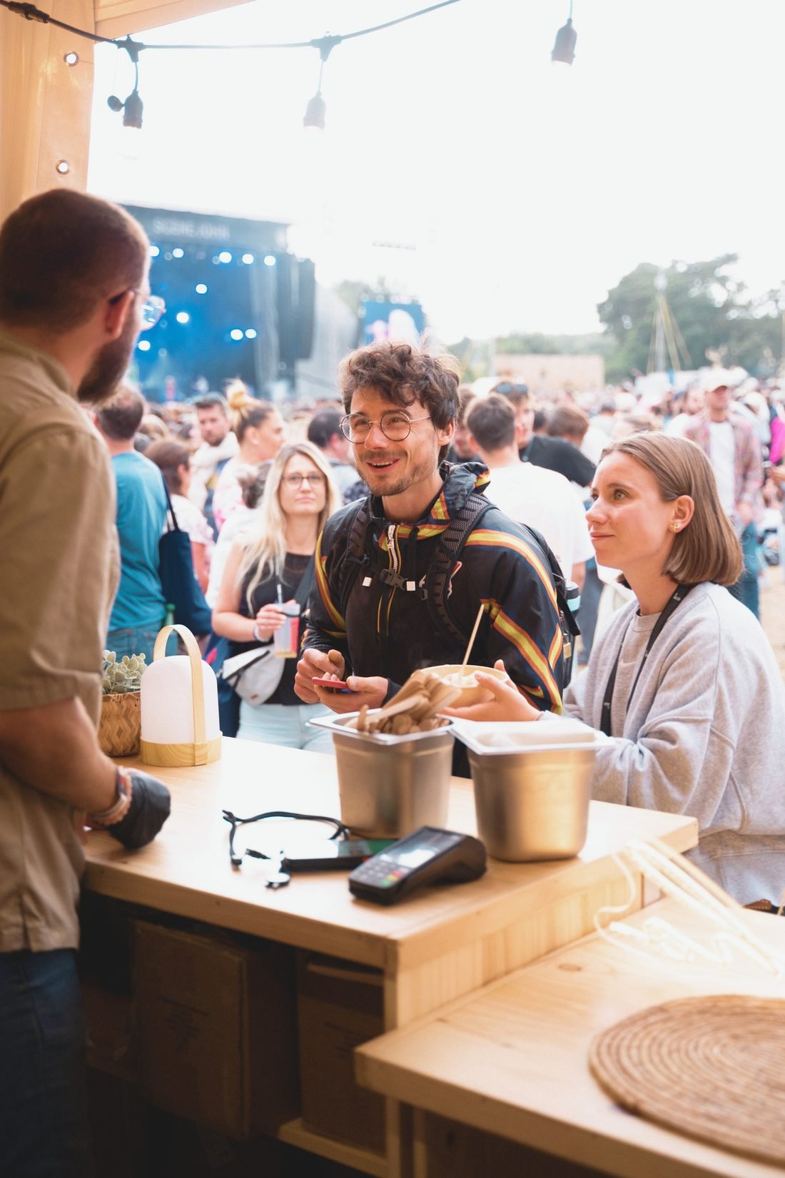 Service Gnoccho lors d'un festival, foule en arrière-plan