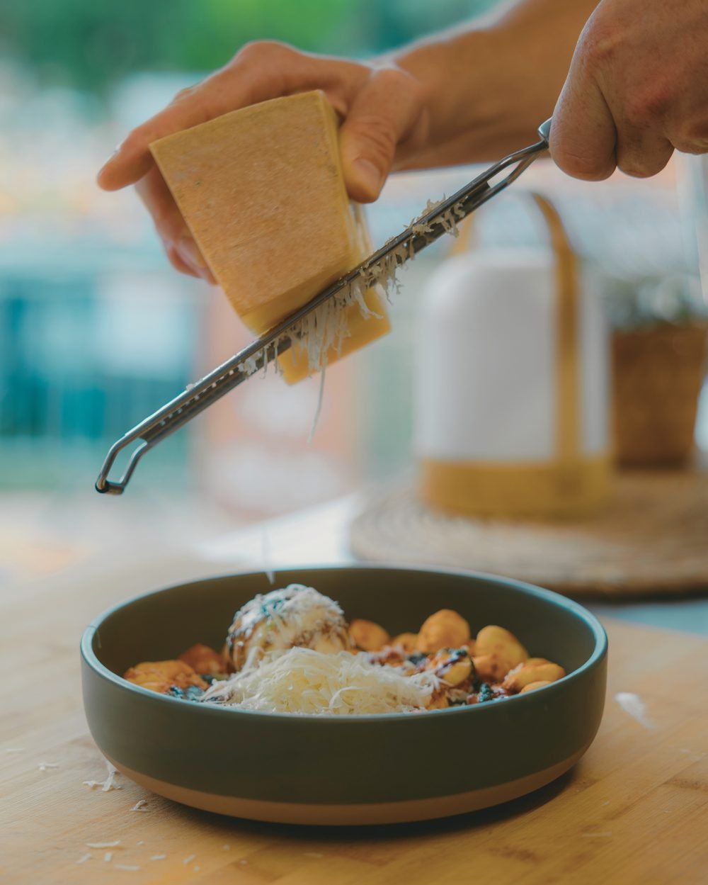 Parmesan fraîchement râpé sur un bol de gnocchis
