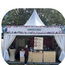 Stand Gnoccho sous une tente lors d'un événement