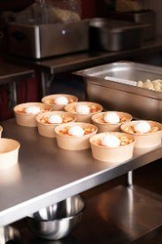 Bols de gnocchis sur plan de travail