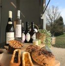 Vin et focaccia sur une table